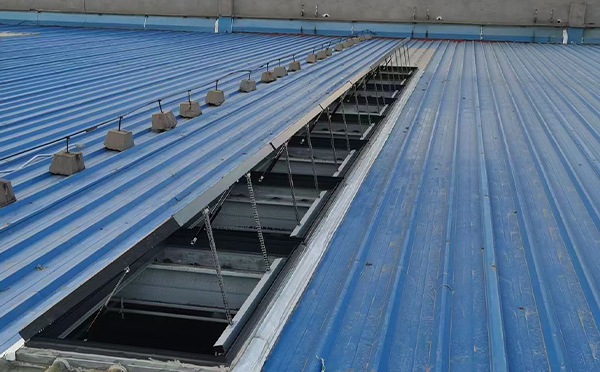 某城市大型商业综合体中庭彭阳排烟窗工程