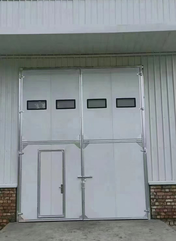 彭阳工业门在设备装配车间出入口的实施记录